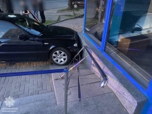 Рівнянка на «BMW» врізалася в офіс «Київстару» (ФОТО)
